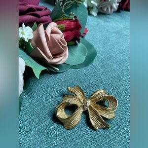 Vintage Allison Reed Goldtone Rhinestone Christmas Bow Brooch EVC